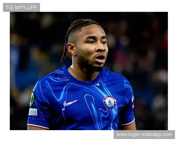 切尔西肋部渗透打穿防线，恩昆库射门稍高